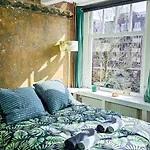 Casa de Férias Joyjoyjoy The Palm Ecolicious In A In Historic Canalhouse From 1729 With View On The Canals