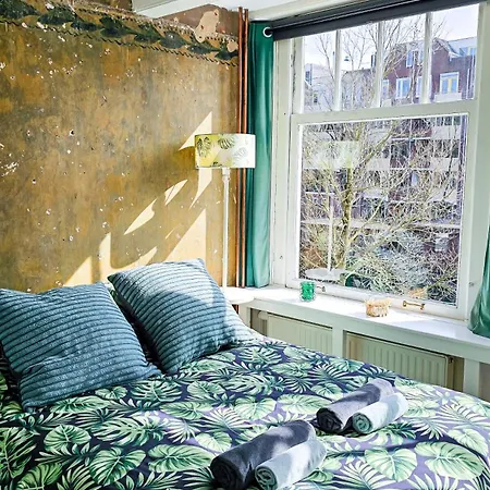 Casa de Férias Joyjoyjoy The Palm Ecolicious In A In Historic Canalhouse From 1729 With View On The Canals