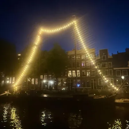 Joyjoyjoy The Palm Ecolicious In A In Historic Canalhouse From 1729 With View On The Canals Feriehus Amsterdam