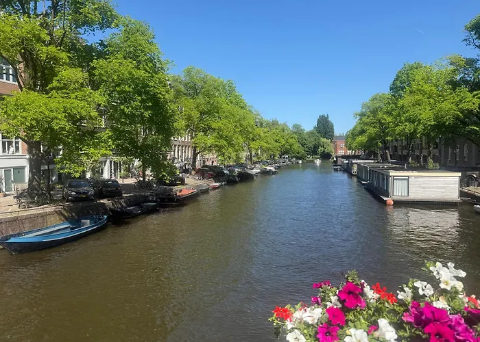 Дом отдыха Joyjoyjoy The Palm Ecolicious In A In Historic Canalhouse From 1729 With View On The Canals *