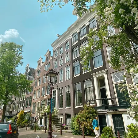 Vakantiehuis Joyjoyjoy The Palm Ecolicious In A In Historic Canalhouse From 1729 With View On The Canals