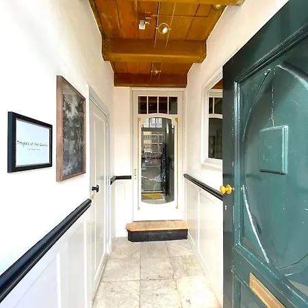 Vakantiehuis Joyjoyjoy The Palm Ecolicious In A In Historic Canalhouse From 1729 With View On The Canals