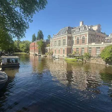 Dom wakacyjny Joyjoyjoy The Palm Ecolicious In A In Historic Canalhouse From 1729 With View On The Canals